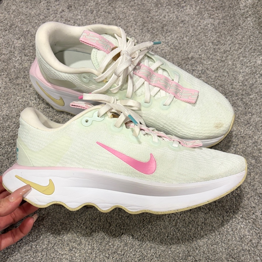 Nike motiva walking shoe